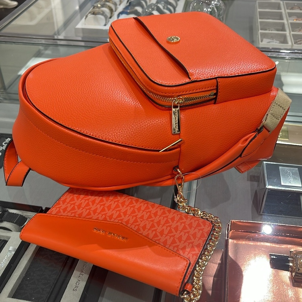 MICHAEL KORS
Maisie Medium Pebbled Leather 2-in-1 Backpack
Poppy
NWT - Picture 10 of 16